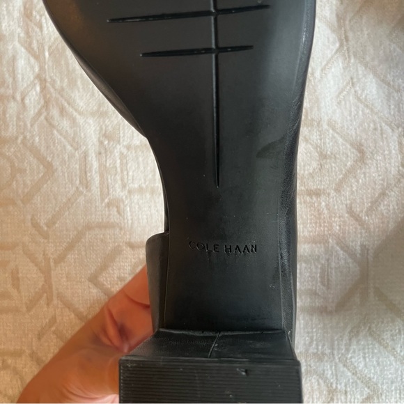 Cole Haan black Leather Women's 2.5 inch heels. Size 8.5 - Picture 7 of 8